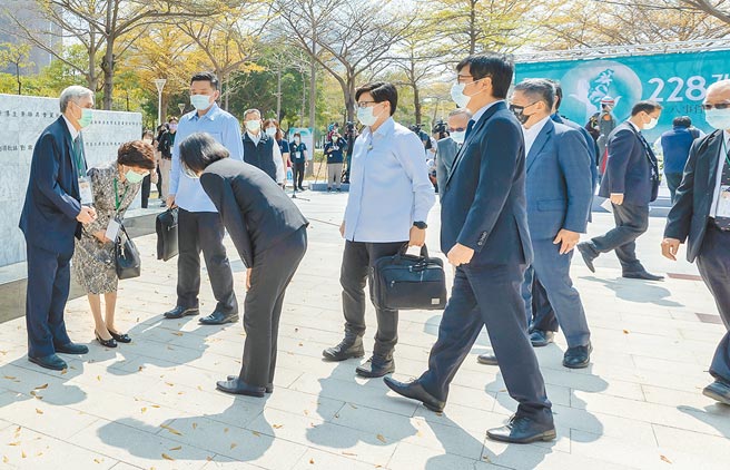 蔡英文总统昨赴高雄市出席「228事件74周年中枢纪念仪式」，向受难者家属致意。（总统府提供）