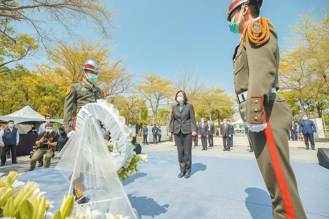 纪念228事件，蔡总统「威权可能復甦」的提醒，一针见血，不过民进党完全执政后，一党独大，威权正在復辟。图为蔡英文总统出席「228事件中枢纪念仪式。（总统府提供）