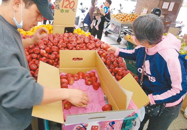 继大陆发出凤梨禁令后，昨传出输往大陆的莲雾也遭封锁，经查仅是单一个案。图为民眾在水果卖场选购莲雾。（王英豪摄）