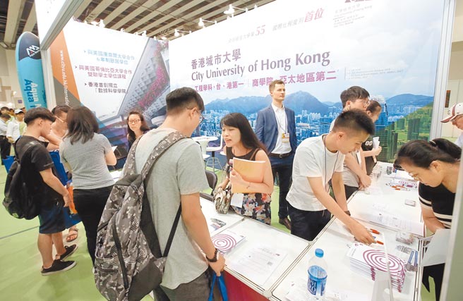 QS全球大學前50強的香港城市大學、香港中文大學，不約而同都舉辦線上面試。圖為2019大學博覽會，香港城市大學也前來設攤招生。（本報資料照片）