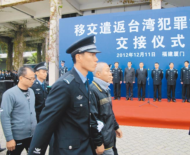 2012年大陆警方将抓获的26名台湾犯罪嫌疑人，移交给台湾刑事警察局。（中新社）