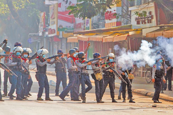 緬甸反政變示威者2月28日再度於全國各地發動抗爭，當局祭出強勢武力鎮壓。在第一大城仰光，鎮暴警察以催淚瓦斯驅散抗議群眾。（路透）