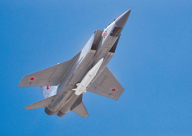美国国防部2月27日表示，已将发展极音速武器列为优先要务，以应对中国和俄罗斯在该领域构成的威胁。图为俄罗斯空军 mig-31k战机。（美联社）