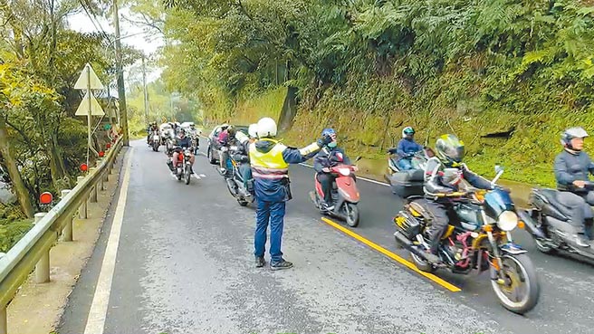 台湾交通安全协会、台湾机车路权促进会等单位昨日发起「北宜区间乖宝宝」活动争取路权，新北市警察局派员到场疏导交通。（新店警分局提供／叶书宏新北传真）