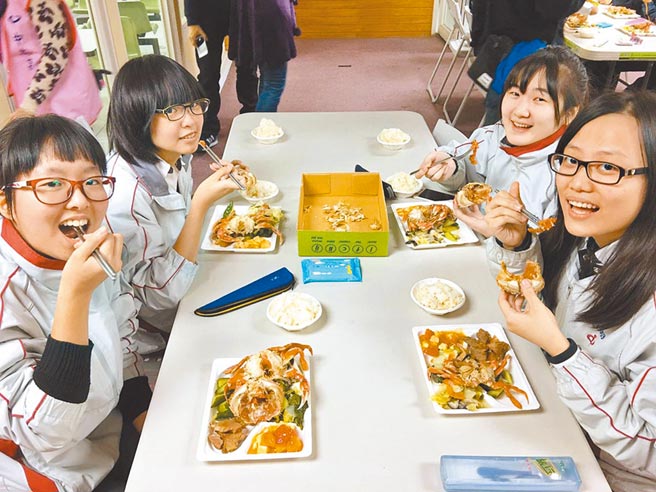 台北市教育局为降低校园营养午餐食用风险，截至2月22日已完成第一阶段校园肉品专案查核。（北市教育提供／张薷台北传真）