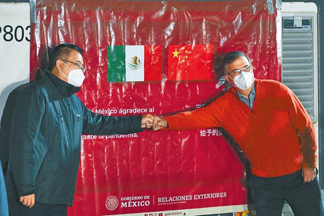 第二批中國科興新冠疫苗當地時間2月27日運抵墨西哥。墨西哥外交部長厄伯拉特（右）和中國駐墨西哥大使祝青橋（左）於疫苗集裝箱前合影。（新華社）