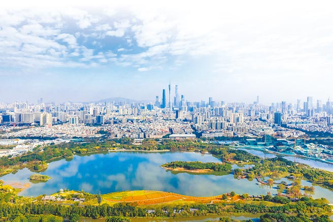 大陆近年力推城镇化，一方面完善都市建设，也可提高人民收入、促进消费。图为广州市景。（新华社）