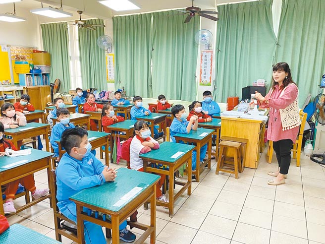 不分蓝绿议员都认为教师公余进修最终都是回馈到学生身上，为教师请命力争进修补助款。（蔡依珍摄）