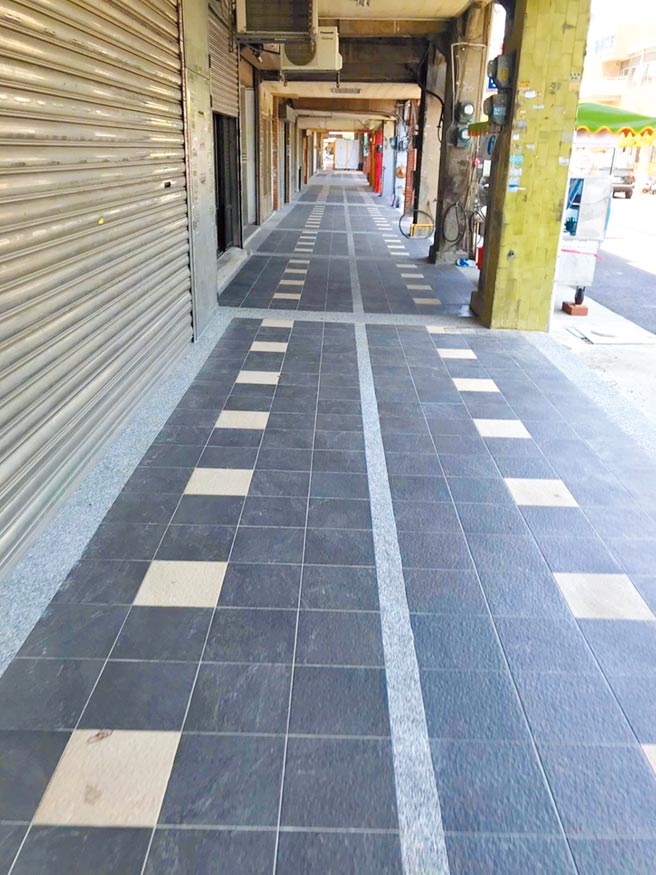 湖口乡中山路二段骑楼整平，让身障朋友、婴儿推车都能通行无阻。（新竹县政府提供／罗浚滨新竹传真）