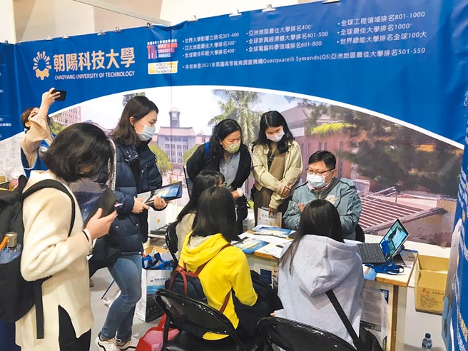 朝阳科大飞航系在大博会十分热门，吸引不少考生围观询问。（朝阳科大提供／林欣仪台中传真）
