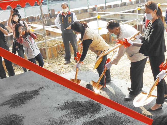 中興新村分洪工程昨日正式動土，由南投縣副縣長陳正昇（右二）執鏟動土。（南投縣政府提供／黃立杰南投傳真）