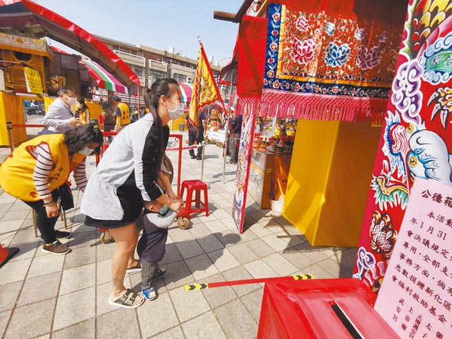 三年一科的大目降十八娆传统民俗活动，于228连假时在大目降广场举办躜轿脚祈运纳百福，不少民眾前往躜轿脚。（刘秀芬摄）