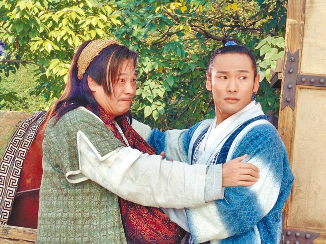 杜德伟（右）2004年与吴孟达合作电视剧《边城小子》。（资料照片）
