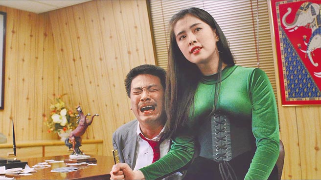 王祖賢（右）在《賭神》中拿刀插吳孟達大腿，經典畫面令影迷難忘。（摘自豆瓣網）