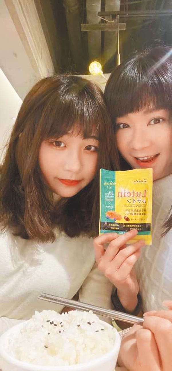 陆元琪（右）与女儿袁融近日同框。（摘自脸书）