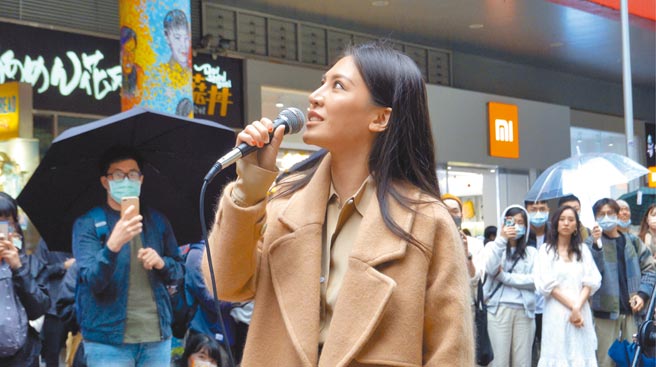 艾怡良日前参与快闪演唱会，演唱主题曲〈我这个人〉。（华纳兄弟提供）