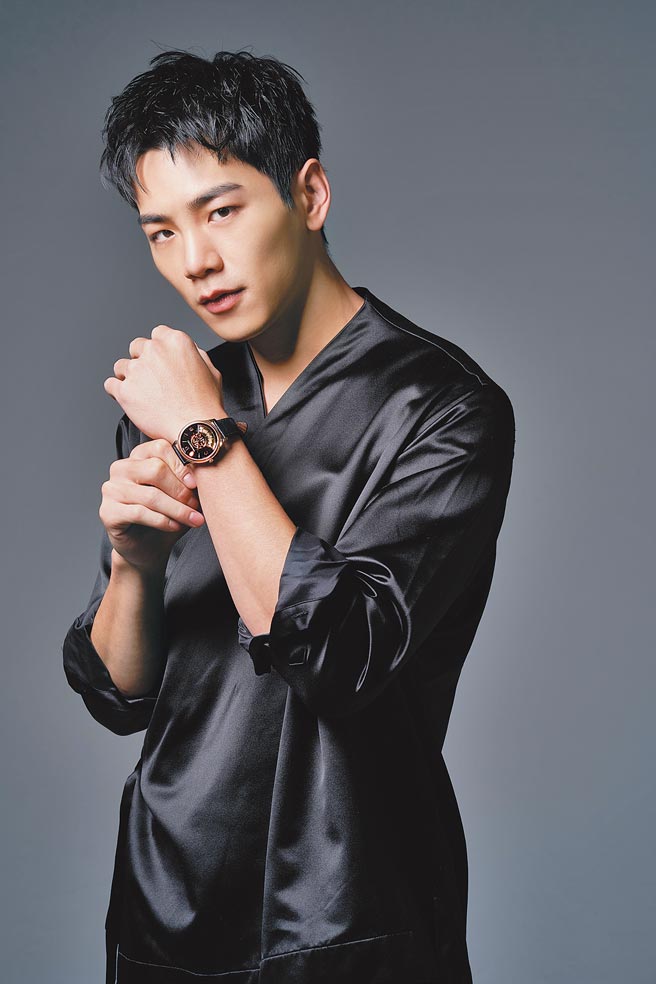 陽光氣質的禾浩辰，也想嘗試更廣戲路，佩戴蕭邦（CHOPARD）L.U.C XP Urushi Spirit of Shi Chen時辰蒔繪腕表，135萬元。（服裝提供／dunhill．攝影／JOJ PHOTO）