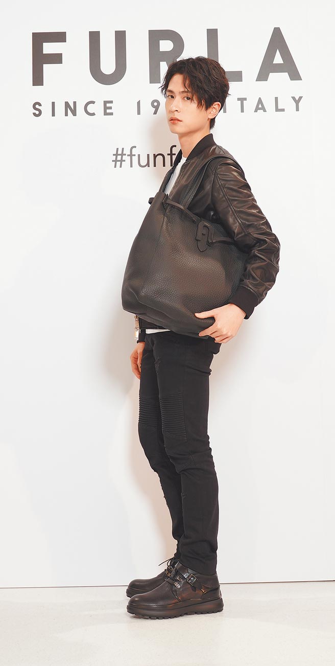 石知田穿黑色套裝拎FURLA托特包，展現型男魅力。FURLA男士系列經典托特包，2萬5850元。（FURLA提供）
