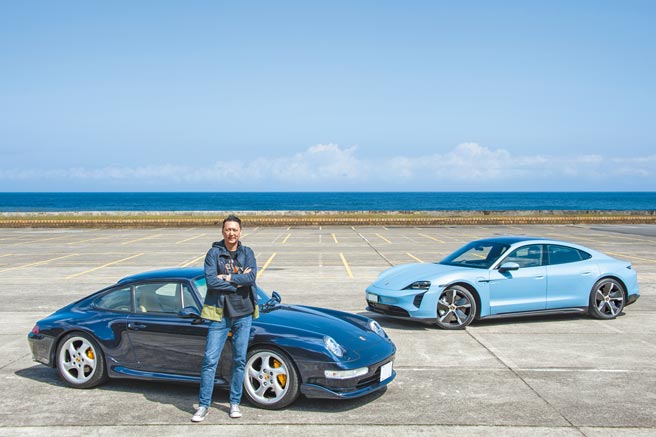 爱车人李佳峰与自己的Porsche 911 993 Carrera，后方为纯电跑车Porsche Taycan 4S。（陈大任摄）