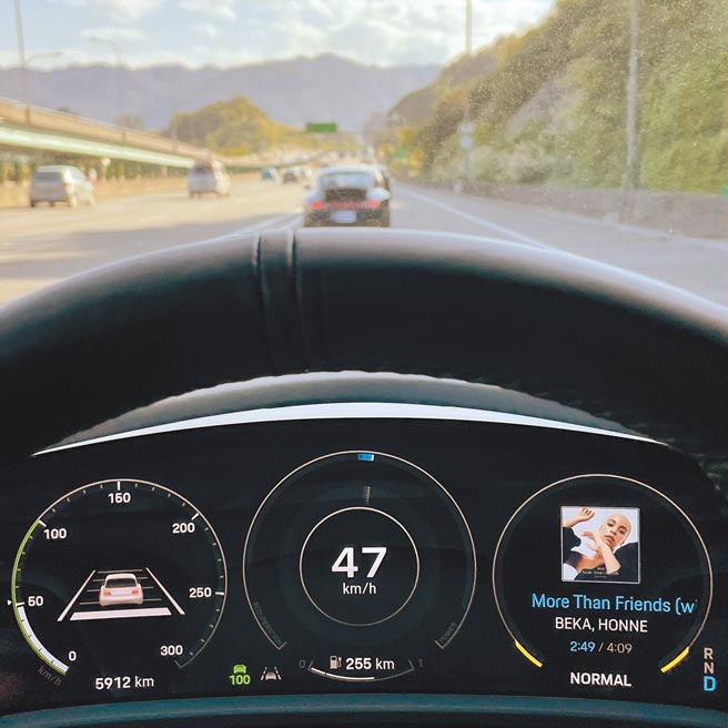 Porsche Taycan 4S全数位仪表，可同时提供相当丰富的驾驶资讯。（陈大任摄）