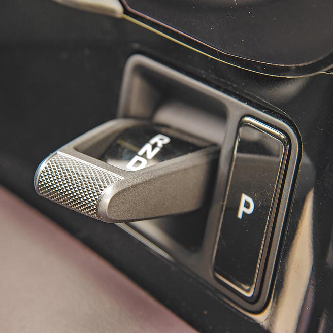 拨杆式排檔杆颇具未来感。（陈大任摄）