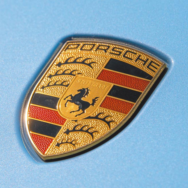 Porsche Taycan 4S引擎盖上的标志为嵌入式平面盾牌造型。（陈大任摄）