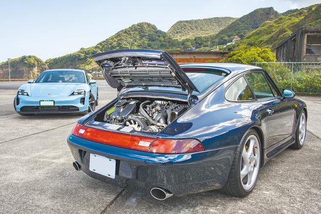 Porsche 993搭载3.6L水平对卧引擎，车色为Midnight Blue午夜蓝，左方为Taycan 4S，车色为Frozenblue Metallic金属冷冽蓝。（陈大任摄）