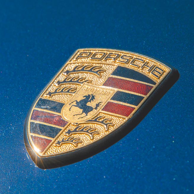 Porsche 993标志为凸版雕刻制作并浮贴于引擎盖上，显得特别立体。（陈大任摄）