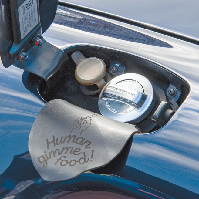 李佳峰在加油口加装皮革保护垫，掀开外盖即可拉出，兼具实用与品味。（陈大任摄）