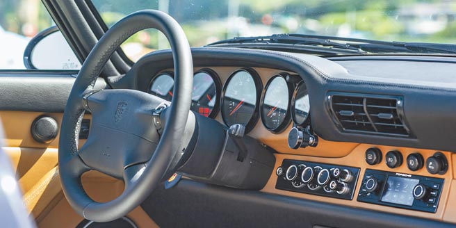 993经典的五环仪表，新装的空调及音响融合于传统内装之中。（陈大任摄）