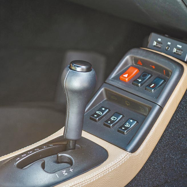 993排檔座，手自排排檔杆。（陈大任摄）