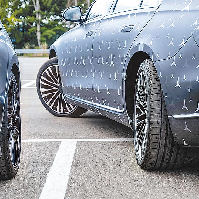 後輪轉向可讓轉向倒車更靈活。（台灣賓士提供）