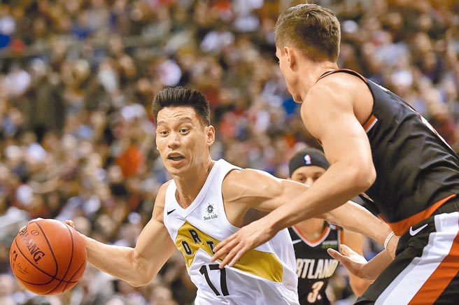 林书豪（左）昨透过IG宣布，自己不会指名或责怪任何人，因为这并不会解决问题。（美联社资料照片）