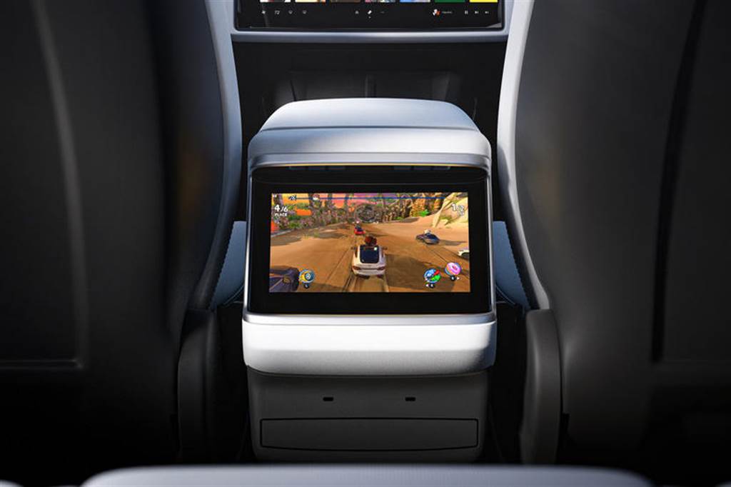 坐後座不無聊：大改款 Model S/X 第二排螢幕可在行車間播放影片