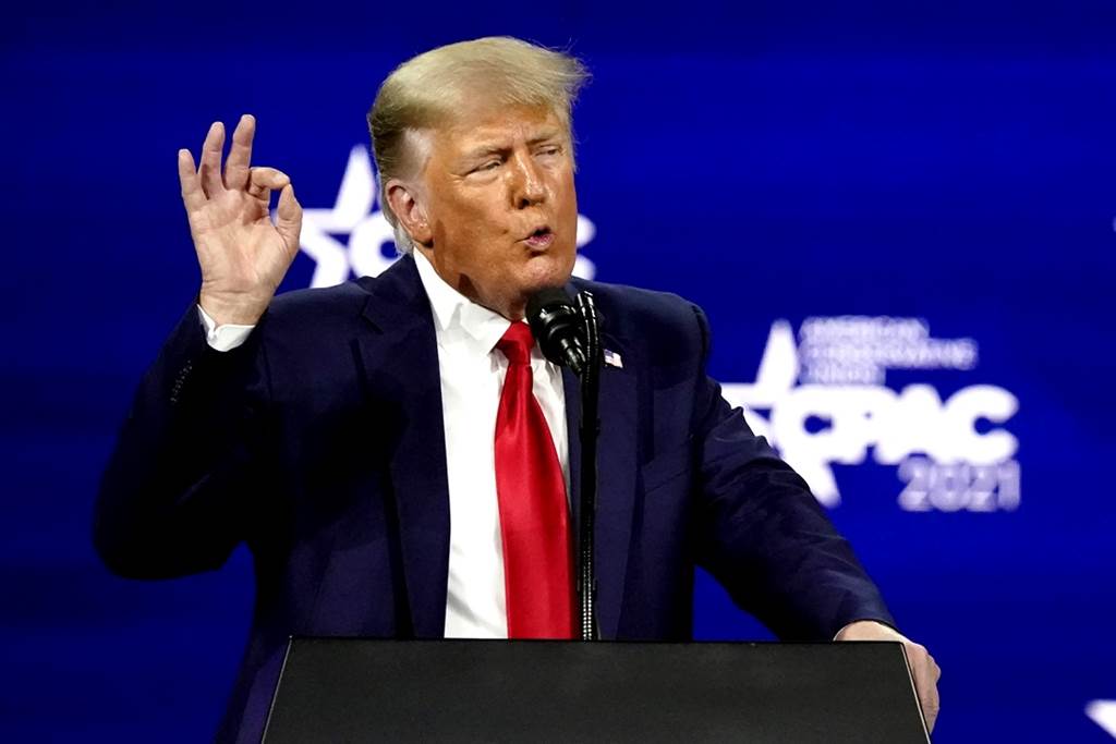 美国前总统川普一名顾问1日表示，川普在卸任前，已和夫人梅兰妮亚于1月接种新冠疫苗。 （图／美联社）