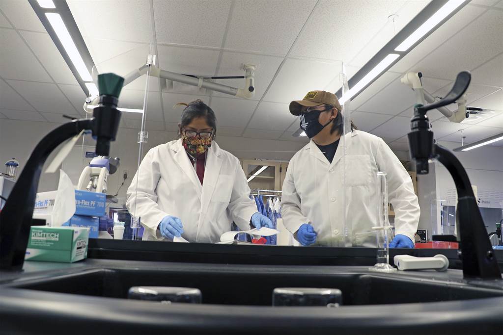 NSCAI结案报告呼吁，全美各大学应加强防治措施，以免敏感科技研究成果为共军所窃。 (图/美联社)