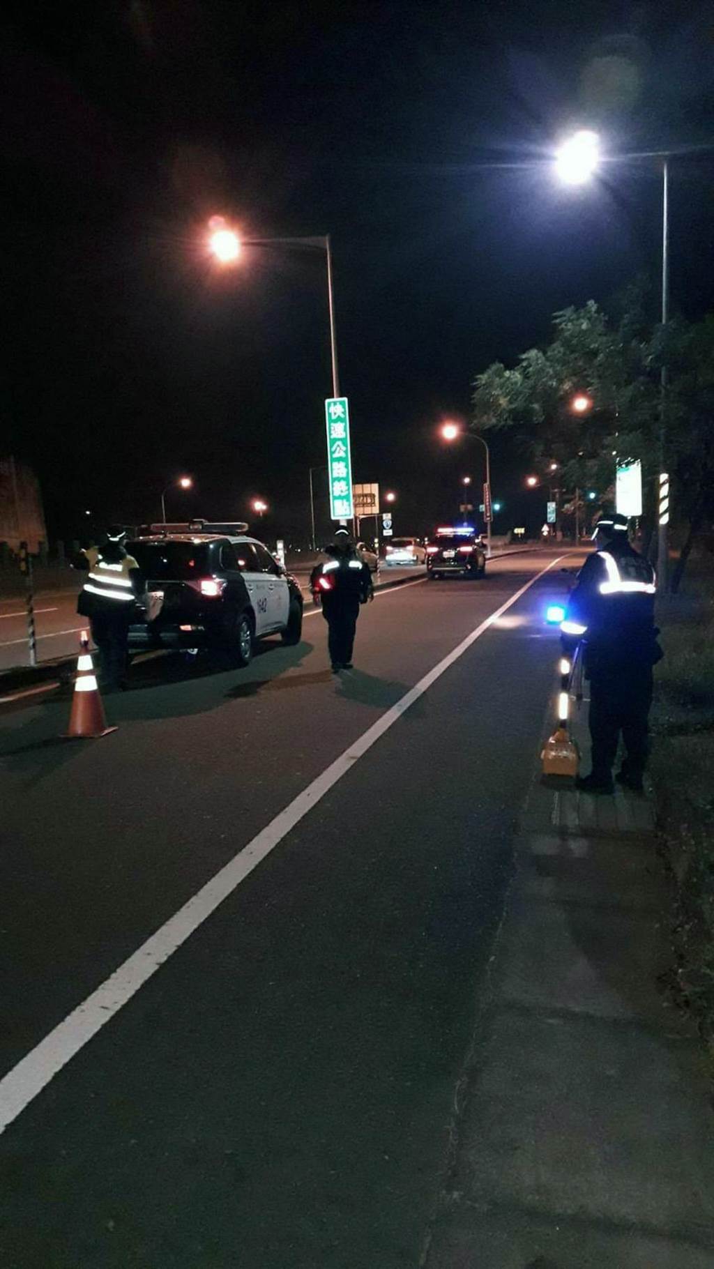 台南市警六分局为保护市民安定的糊口空间，不按期实行取消伤害驾车勤务。 （警六分局供给／洪荣志台南传真）