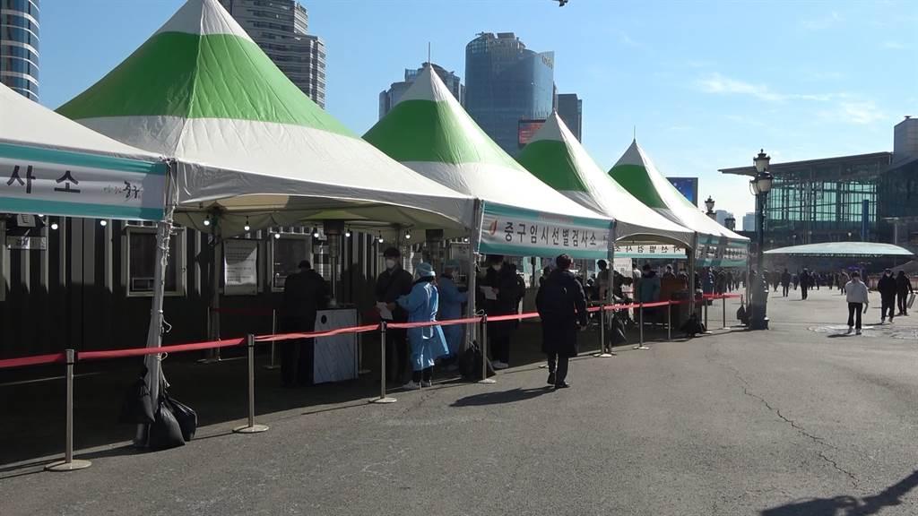 韩国首都圈大规模外籍人士确诊展开全面采检。 (图/中央社)
