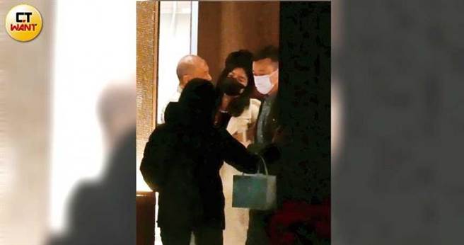 杨谨华夫妻檔开心用餐后，由杨佑寧爸爸出来送客。（图／本刊摄影组）