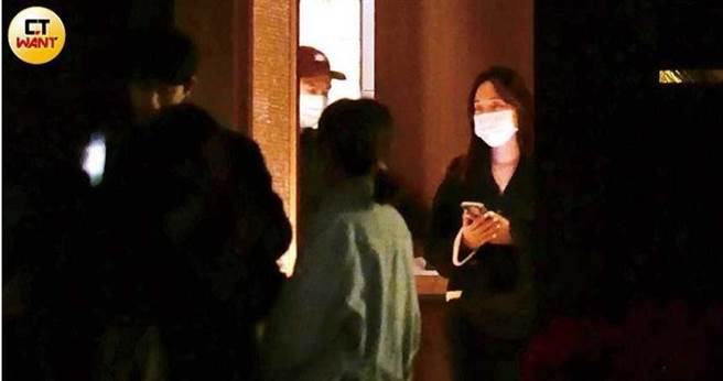 近凌晨1点半，饱餐一顿的杨佑寧搂着老婆准备离开。（图／本刊摄影组）