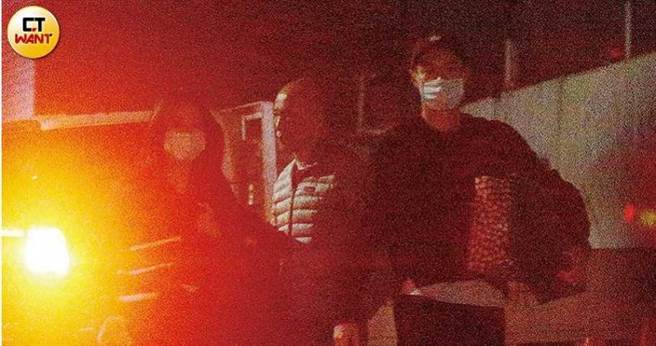 由于家里正在装修，当晚杨佑寧带着老婆，与爸爸一起回老家休息。（图／本刊摄影组）