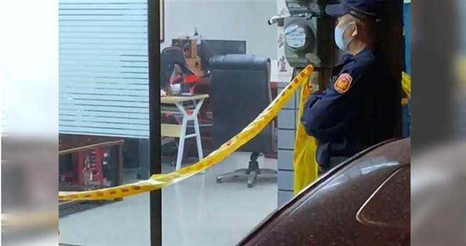 陳建文遭小弟槍殺後，警方圍起封鎖線，鑑識人員來回蒐集相關跡證。（圖／報系資料照）