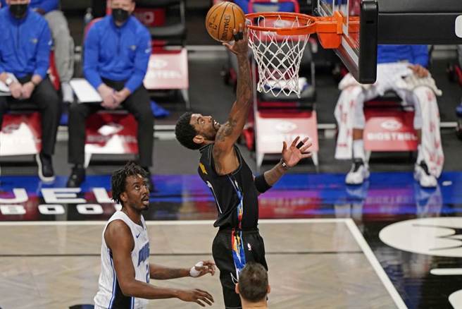 篮网后卫厄文持球上篮。他曾被乾爹史崔克兰形容「脑袋与常人不一样」。（美联社资料照）