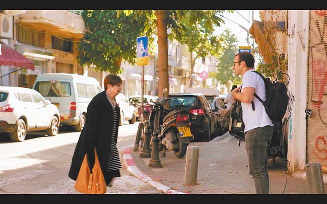 一心想爆红的以色列YouTuber伊塔玛尔‧罗斯（右）在纪录片《百万YouTuber爆红实验！》中追寻影片爆红秘诀。（摘自YouTube）