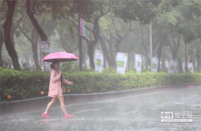 今天一早雨下超大，让网友们惊呼：以为颱风来了。(示意图 资料照)

