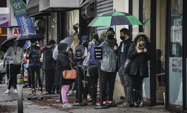 民眾在纽约大排长龙，等待接受新冠肺炎检测的资料照。（美联社）