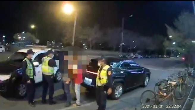 林园警分局中庄派出所获报到场，立即将罗男、张男、梁男及在场证人共6人带回派出所侦办。（读者提供／林宏聪高雄传真）