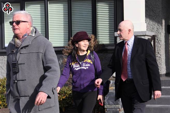 孟晚舟案开辩论庭，主辩程序滥用四个争点。图为2019年3月6日上午，孟晚舟（中）离开加拿大温哥华住所，赴不列颠哥伦比亚省高等法院出庭。（中新社）