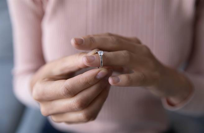 尪坐牢7年，嫩妻竟与公公日久生情，最终还反过来赶婆婆出门。(达志影像shutterstock提供)