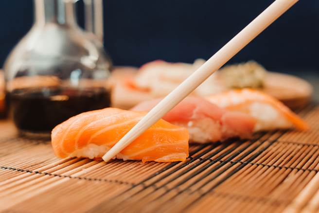 夀司看起来很健康，但鱼肉和酱油的组合就变成高盐食物了。（达志影像/shutterstock)